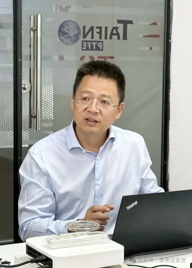 General Manager Tommy Xiao introduced the Taifno factory to Dr. Zhong Mo.